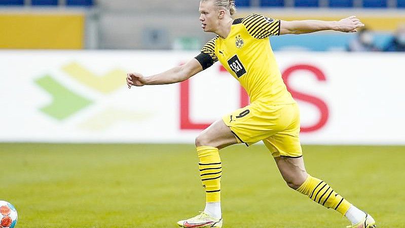 Der norwegische Stürmer steht bei Borussia Dortmund bis zum Sommer 2024 unter Vertrag. Foto: Uwe Anspach/dpa