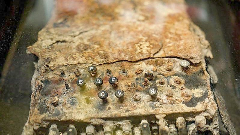 Das Ostseewasser hat über die Jahrzehnte deutliche Spuren an der „Enigma“-Chiffriermaschine hinterlassen. Foto: Axel Heimken/dpa