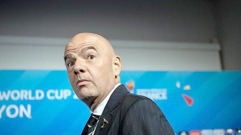 FIFA-Präsident Gianni Infantino sieht sich nach seinen Aussagen bei der Parlamentarischen Versammlung des Europarats Kritik ausgesetzt. Foto: Sebastian Gollnow/dpa