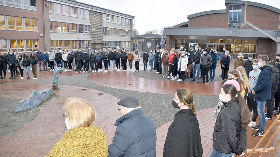 Die Gedankveranstaltung fand auf dem Schulhof statt. Foto: Ammermann