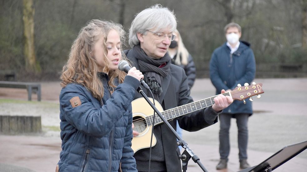 Schülerin Maria Wiltfang trug eindrucksvoll das Lied „Die Moorsoldaten“ vor. Das Lied war 1933 von Häftlingen des Konzentrationslagers Börgermoor geschrieben worden. Lehrer Hans-Joachim Trum spielte Gitarre. Foto: Ammermann