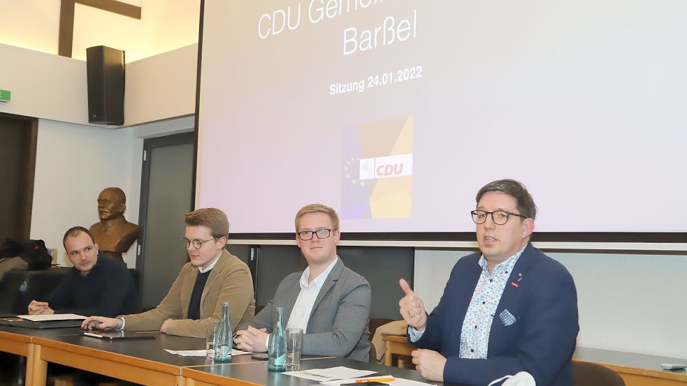Sie stellen sich in Barßel vor (von links): Dirk Koopmann, Phillip Hannöver, Lukas Reinken, Dr. Michael Hoffschröer. Foto: Passmann