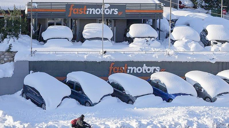 Über dem Großraum Athen sind ungewöhnlich starke Schneefälle niedergegangen. Foto: Thanassis Stavrakis/AP/dpa