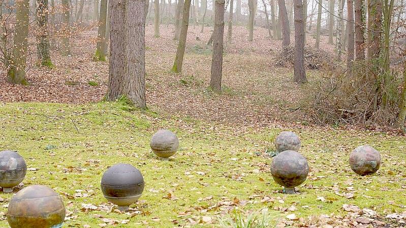 Bei Wasserurnen wird die Asche der verstorbenen durch das Regenwasser im Laufe der Zeit herausgespült und verbindet sich mit dem Erdreich. Foto: Thomas Frey/dpa