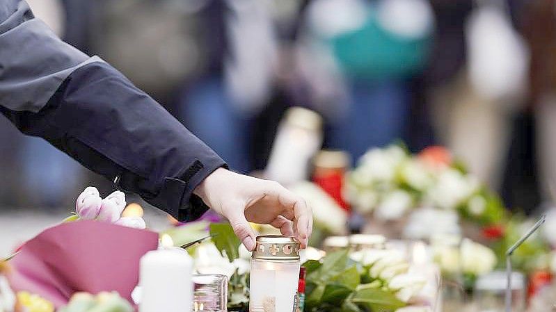 Blumen und Kerzen für die Opfer nach dem Amoklauf in Heidelberg. Foto: Uwe Anspach/dpa