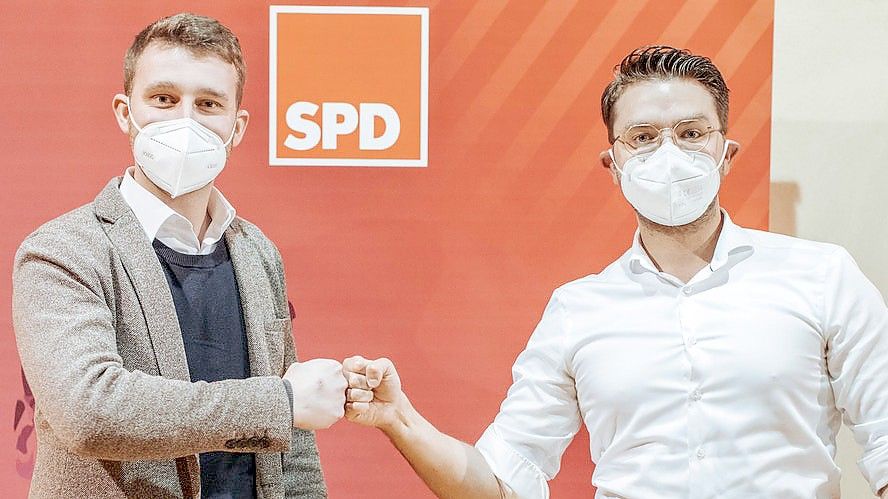 Nominierung: Jan Oskar Höffmann (rechts) mit Andre Goldenstein, Mitglied im Bezirksvorstand. Foto: Long Nguyen