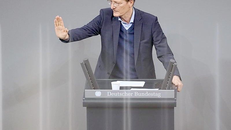 Gesundheitsminister Karl Lauterbach spricht bei der Orientierungsdebatte zu einer SARS-CoV-2-Impfpflicht im Bundestag. Foto: Kay Nietfeld/dpa