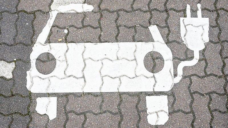 Mit dem Ziel der Ampel-Koalition von 15 Millionen Elektroautos bis 2030 wird das Klimaziel im Verkehr nach einer Studie verpasst. Foto: Julian Stratenschulte/dpa