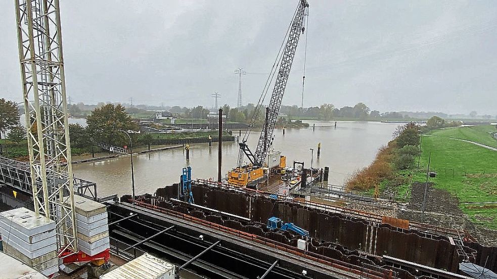 Die Seeschleuse ist das Tor zum Papenburger Hafen. Die Schleuse wird erneuert, der Hafen erweitert. Foto: Assies