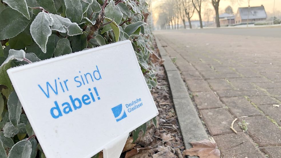 In diesem Bereich der Schulstraße in Holterfehn errichtet die Deutsche Glasfaser ein schnelles Glasfaser-Netz. Doch nicht alle Schulstraßen-Anwohner profitieren davon. Foto: Zein