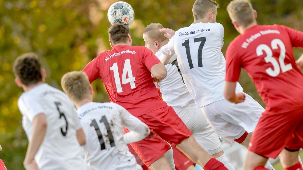 Der Großteil der Ihrhover 1.-Herren-Spieler (weiße Trikots) hat bereits für die neue Saison zugesagt. Archivfoto: Ortgies