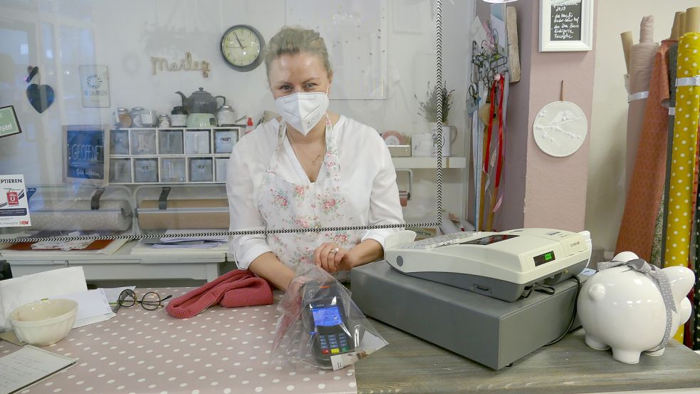 Anika Lindner hat in ihrem Geschäft einen stark zunehmenden Trend zum bargeldlosen Zahlen festgestellt. Das Kartenterminal ist deshalb coronagerecht geschützt. Foto: Stix