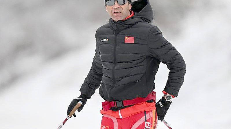 Der Norweger Ole Einar Bjoerndalen, Trainer der chinesischen Mannschaft, steht an der Strecke. Foto: Hendrik Schmidt/dpa-Zentralbild/dpa
