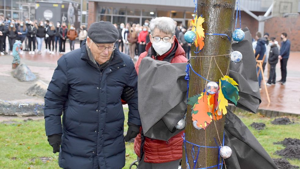 Das Bild zeigt den Holocaust-Überlebenden Albrecht Weinberg mit Gerda Dänekas während der Gedenkveranstaltung bei der Linde, die Weinberg als Namensgeber des Albrecht-Weinberg-Gymnasiums der Schule im November 2021 geschenkt hatte. Foto: Ammermann