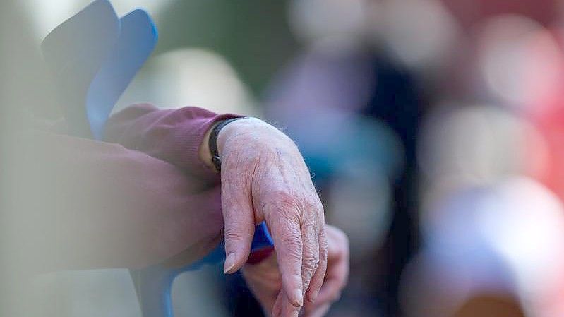Die Corona-Pandemie hat einer Umfrage zufolge dazu geführt, dass sich mehr ältere Menschen einsam fühlen. Foto: Klaus-Dietmar Gabbert/dpa-Zentralbild/dpa