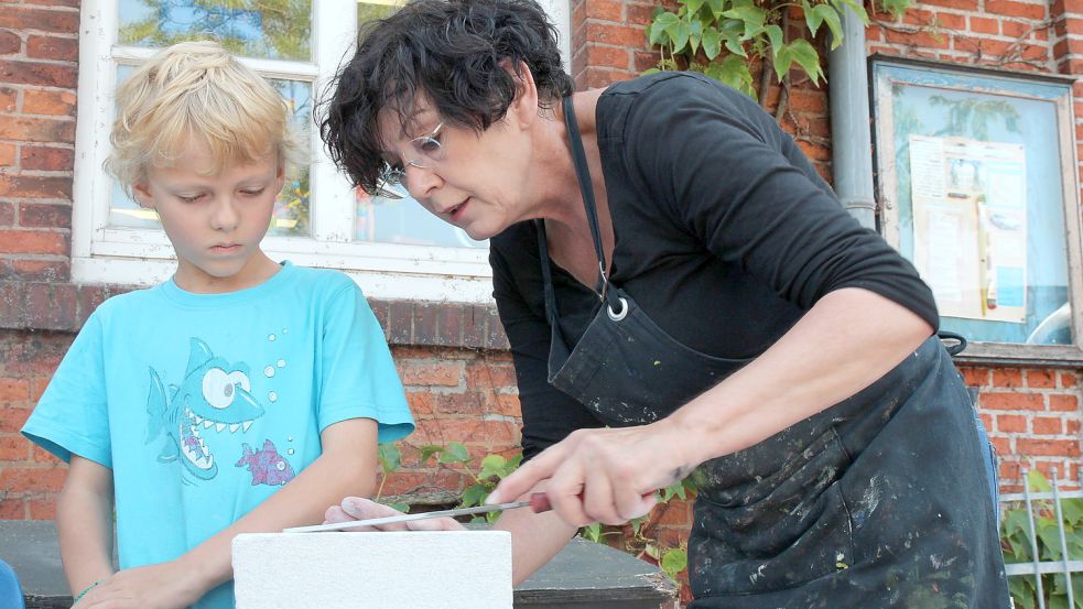 Einem Stein ein Gesicht geben: So vermittelte Judith Böke Kindern im ganzen Landkreis Leer die Kunst. Archivfoto: Bothe