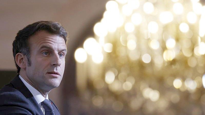 Frankreichs Präsident Emmanuel Macron hat mit dem russischen Präsidenten Wladimir Putin telefoniert. Foto: Ludovic Marin/AFP POOL/dpa