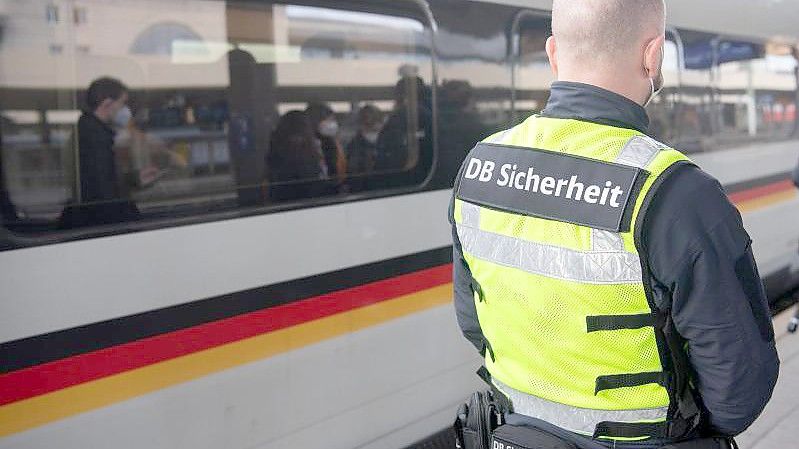 Mitarbeiter des Sicherheitsdienstes sind bei der Bahn für die Einhaltung der Corona-Regelungen zuständig. Foto: Boris Roessler/dpa