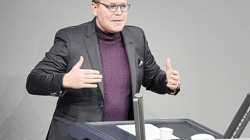 CDU-Gesundheitspolitiker Tino Sorge spricht während einer Debatte im Bundestag. Foto: Michael Kappeler/dpa