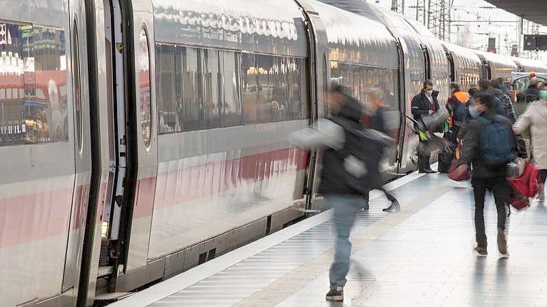 Mitarbeiter des Sicherheitsdienstes sind bei der Bahn für die Einhaltung der 3G-Regelungen zuständig. Dazu müssen die Fahrgäste in aller Regel einen Impfpass in digitaler Form vorweisen können. Foto: Boris Roessler/dpa