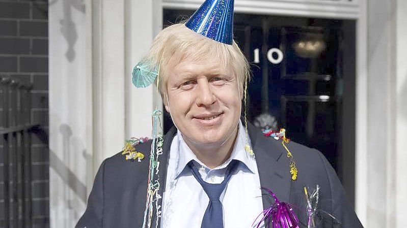 Die Wachsfigur von Premierminister Johnson im Madame Tussauds London ist nach seinem Sieg bei den Londoner Bürgermeisterwahlen 2012 mit einem Party-Hut und Konfetti geschmückt. Foto: Jonathan Short/AP/dpa