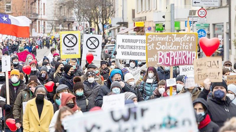 Teilnehmer der Demo gegen die Corona-Maßnahmen gehen in Freiburg auf die Straße. Foto: Philipp von Ditfurth/dpa