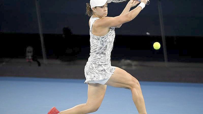 Die Australierin hat sich im Finale der Australian Open mit 6:3, 7:6 (7:2) gegen die US-Amerikanerin Danielle Collins durchgesetzt. Foto: Andy Brownbill/AP/dpa
