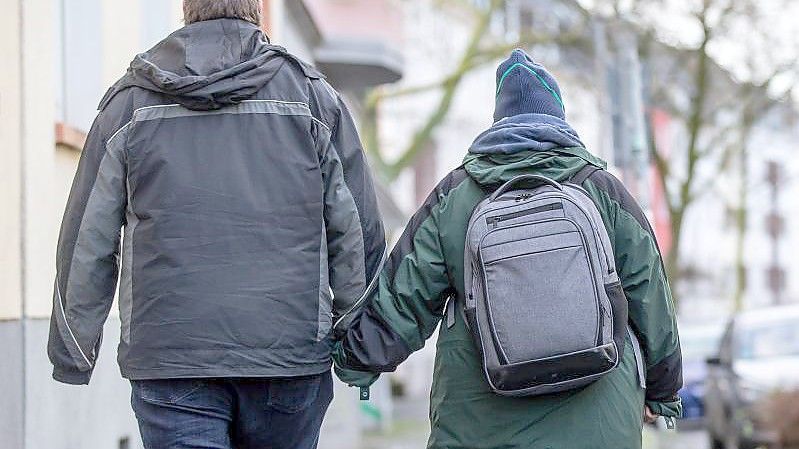 Freunde oder Familienmitglieder sind in Verschwörungsmythen verfangen und leugnen Corona. Was tun?. Foto: Dieter Menne/dpa