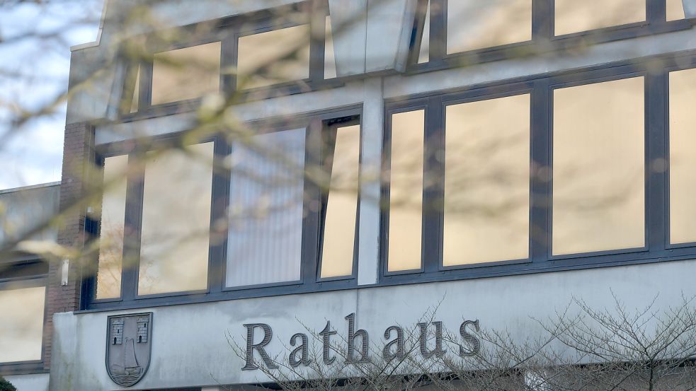 Hinter den Fenstern des Rathauses wurde jetzt über den Haushalt für 2022 beraten. Foto: Ortgies