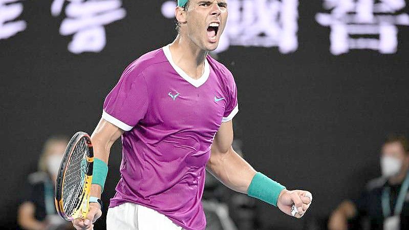 Rafael Nadal feiert den Gewinn des dritten Satzes. Foto: Dave Hunt/AAP/dpa