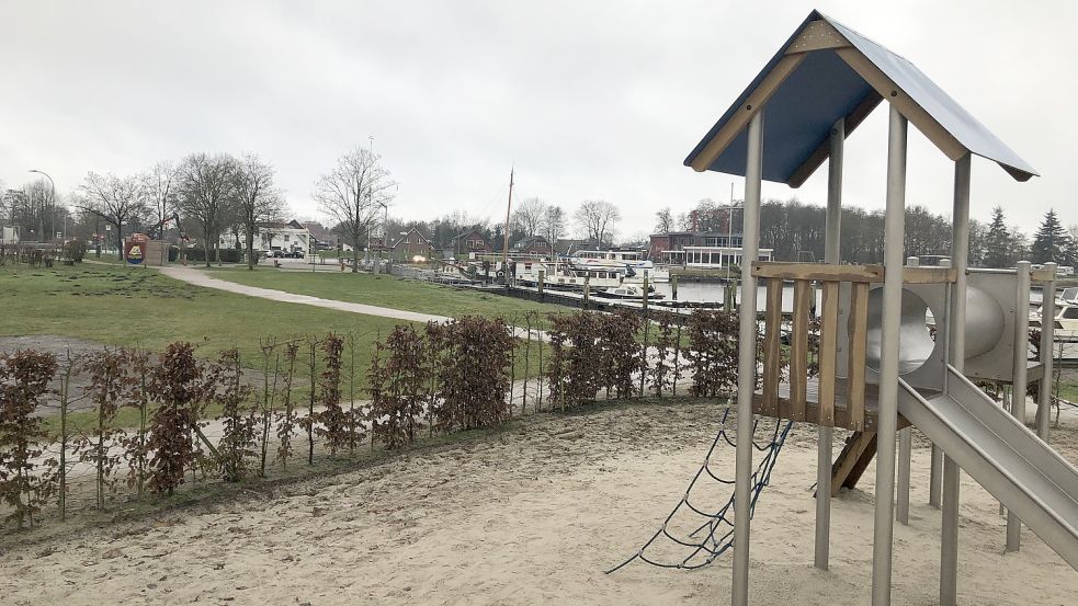 Ein Blick vom Traumspielpark auf den Barßeler Hafen. Auf der Grünfläche sollen eine Seeterrasse und ein Kiosk errichtet werden.
