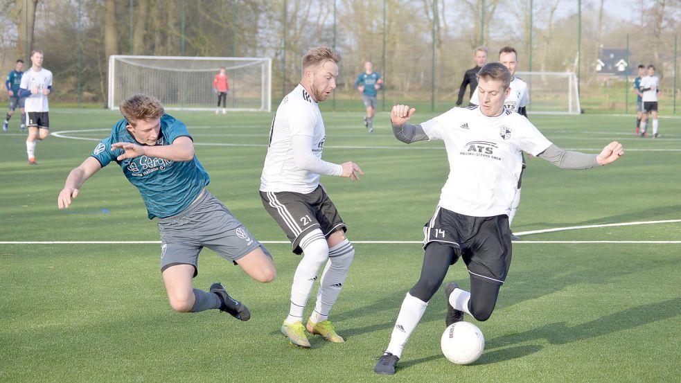 Die Kickers-A-Jugend erwies sich für den SV Strücklingen (weiße Trikots) als zu starker Gegner. Fotos: Weers