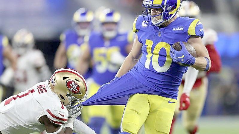 Darious Williams (r) von den Los Angeles Rams unterbricht einen Pass, der für Brandon Aiyuk von den San Francisco 49ers bestimmt war. Foto: Marcio Jose Sanchez/AP/dpa