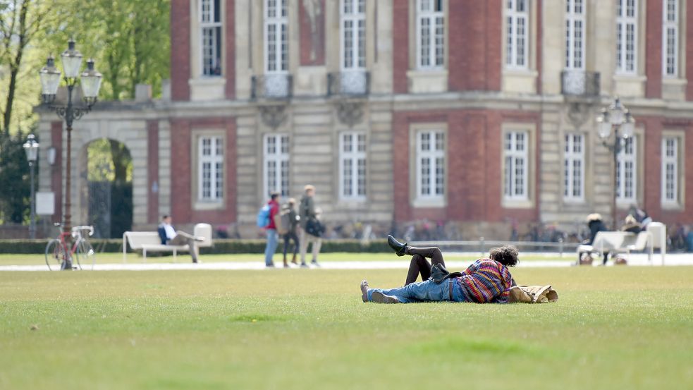Idyllisch geht es derzeit vor dem Schloss Münster zu. Dahinter soll schon bald ein strahlkräftiger Brennpunkt entstehen: Dort plant Münster womöglich einen Musikcampus. Foto: dpa