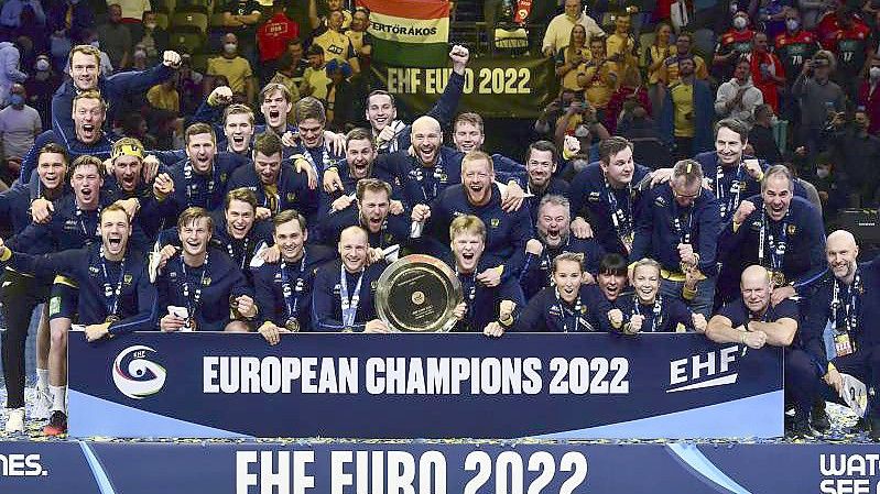 Schwedens Spieler jubeln mit der Trophäe für ein Mannschaftsfoto. Foto: Anna Szilagyi/AP/dpa