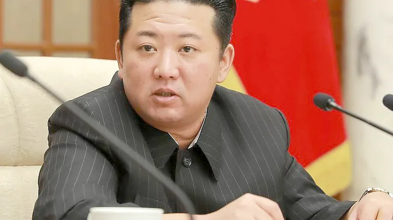 Ein von der zentralen nordkoreanischen Nachrichtenagentur (KCNA) zur Verfügung gestelltes Bild zeigt den nordkoreanischen Staatschef Kim Jong Un. Foto: -/KCNA/dpa