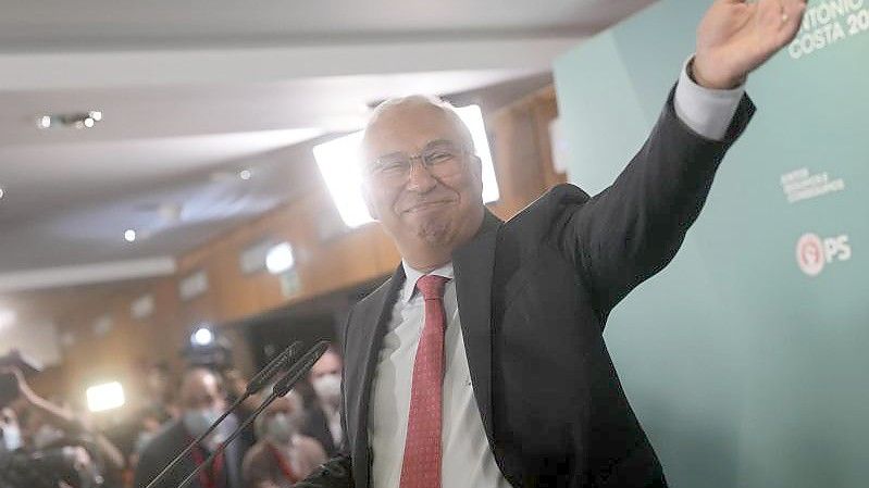 António Costa winkt seinen Anhängern nach Bekanntgabe der Wahlergebnisse zu. Foto: Armando Franca/AP/dpa