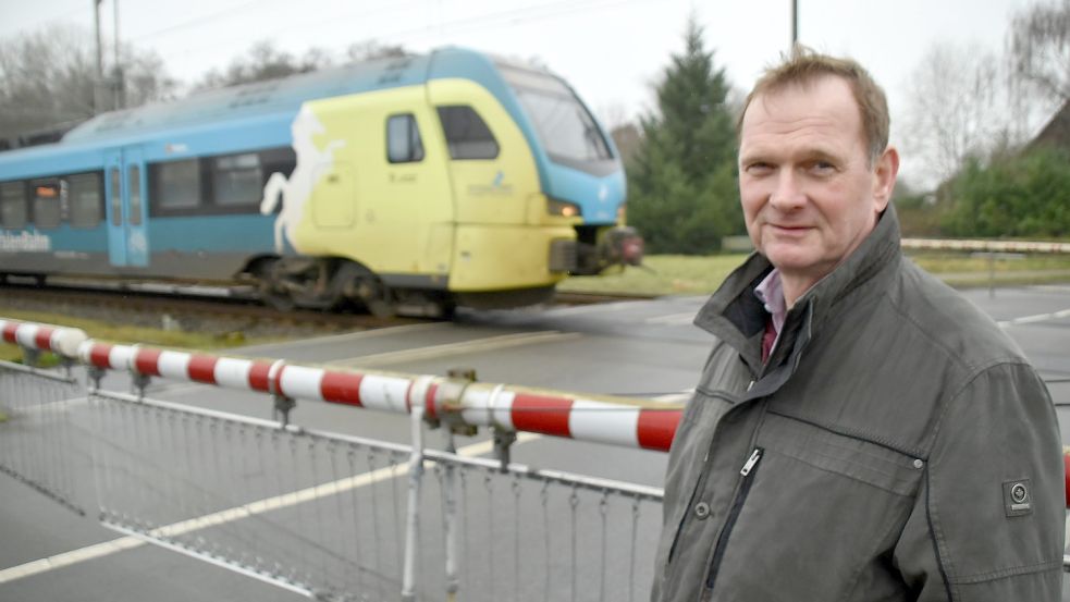 Gerold Pflüger, stellvertretender Regionalvorsitzender des Verbandes Ems-Jade, am Bahnübergang in Ihrhove. Foto: Ammermann