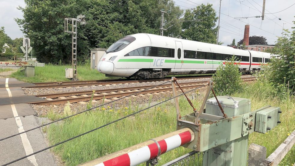 In Ihrhove wird ein neuer Bahnhaltepunkt gebaut. Ein ICE – dieser ICE passiert den Bahnübergang an der Deichstraße in Ihrhove – der Deutschen Bahn wird dort nach der Fertigstellung sicherlich nicht halten. Aber 2024 sollen der Haltepunkt und die zerstörte Friesenbrücke über die Ems bei Hilkenborg fertiggestellt sein. Dann sollen Züge der Verbindung RB 57 Leer-Groningen, die auf der Wunderline unterwegs sind, in Ihrhove halten. Archivbild: Ammermann