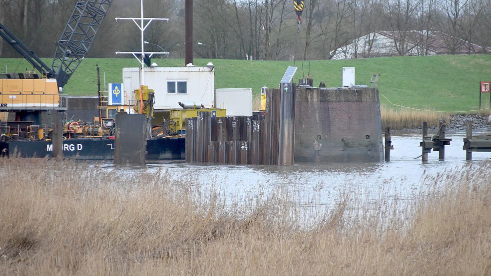 Deutlich sind die Spundwände zu sehen, die momentan um den in der Ems stehenden Brückenpfeiler in den Flussboden gerammt werden. Foto: Ammermann