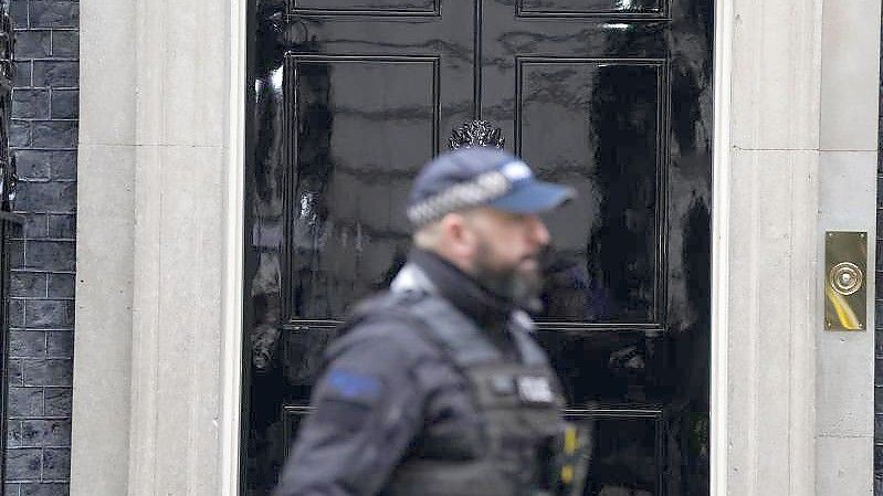 Ein Polizeibeamter in der Downing Street (Symbolfoto). Foto: Stefan Rousseau/PA/AP/dpa
