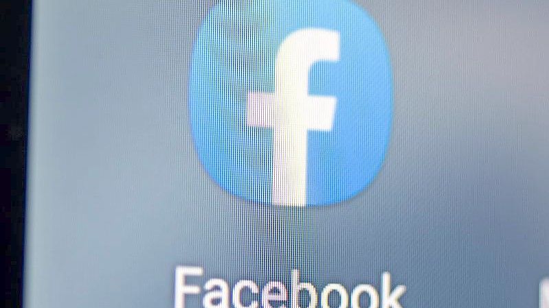 Auf dem Bildschirm eines Smartphones sieht man das Logo der App Facebook. Foto: Fabian Sommer/dpa