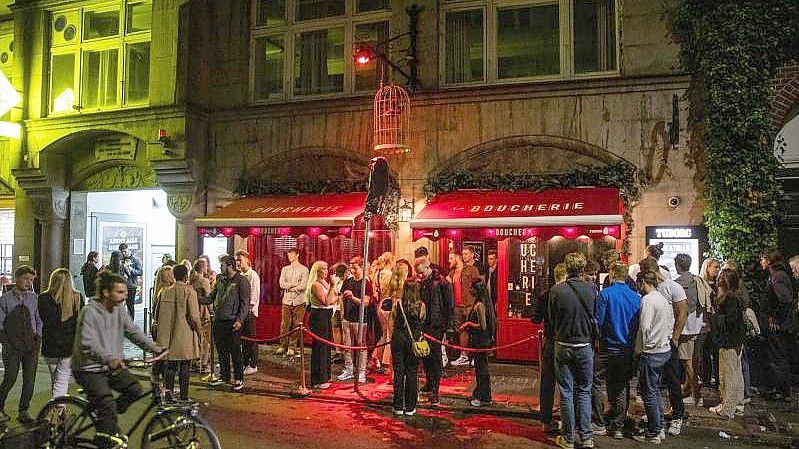 Menschen stehen vor dem Nachtclub „La Boucherie“ in Kopenhagen (Archivbild). Foto: Olafur Steinar Gestsson/Ritzau Scanpix/AP/dpa