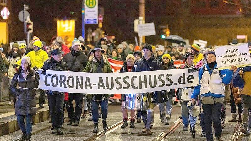 Demonstrierende auf der Straße in Nürnberg. Foto: -/dpa