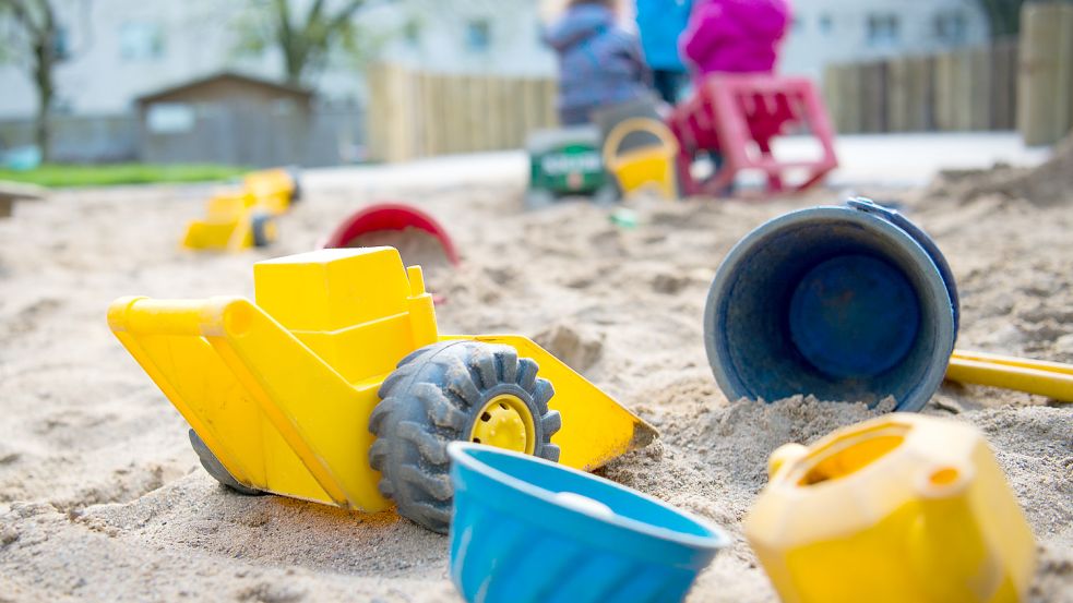Über das Thema Kinderbetreuung muss zwischen Stadt und Kreis noch viel geredet werden. Foto: Skolimowska/dpa