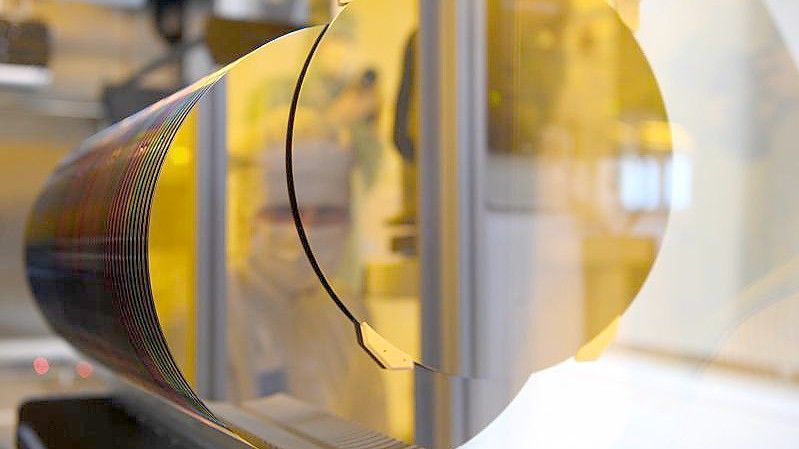 Die Münchner Siltronic gehört zu den führenden Herstellern von Siliziumscheiben (Wafer) für Halbleiter und Chips. Foto: Robert Michael/dpa-Zentralbild/dpa