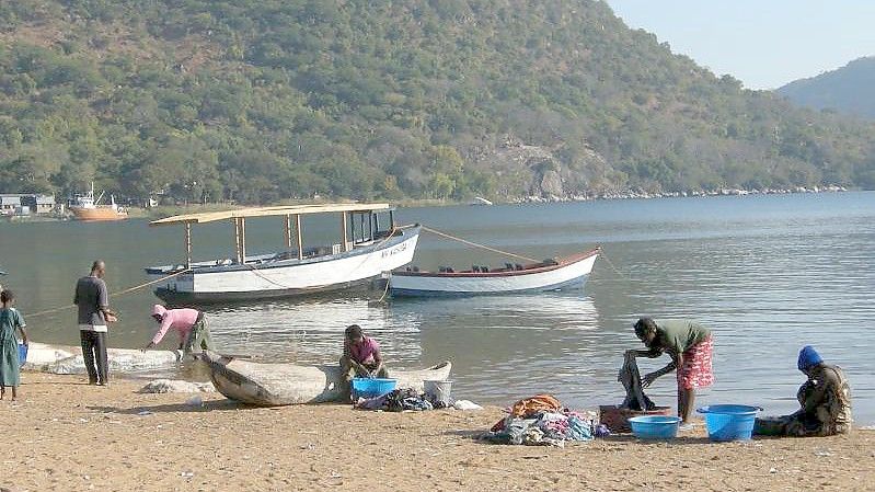 Einer der ältesten Seen der Welt - der Malawisee im südlichen Afrika - ist von Umweltschützern zum „bedrohten See des Jahres 2022“ erklärt worden. Foto: picture alliance / dpa
