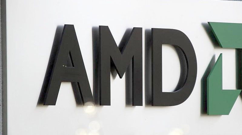 Das Fimenlogo des US-Chipherstellers AMD vor dem damaligen Standort in Dresden. Foto: Ralf Hirschberger/dpa-Zentralbild/dpa