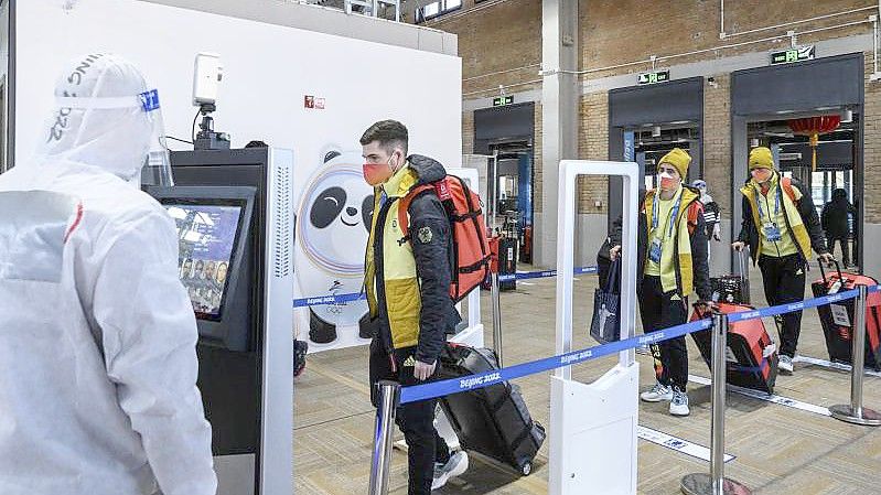 Mitglieder des Team Deutschland passieren die Sicherheitskontrolle nach ihrer Ankunft im Olympischen Dorf. Foto: Anthony Wallace/Pool AFP/dpa