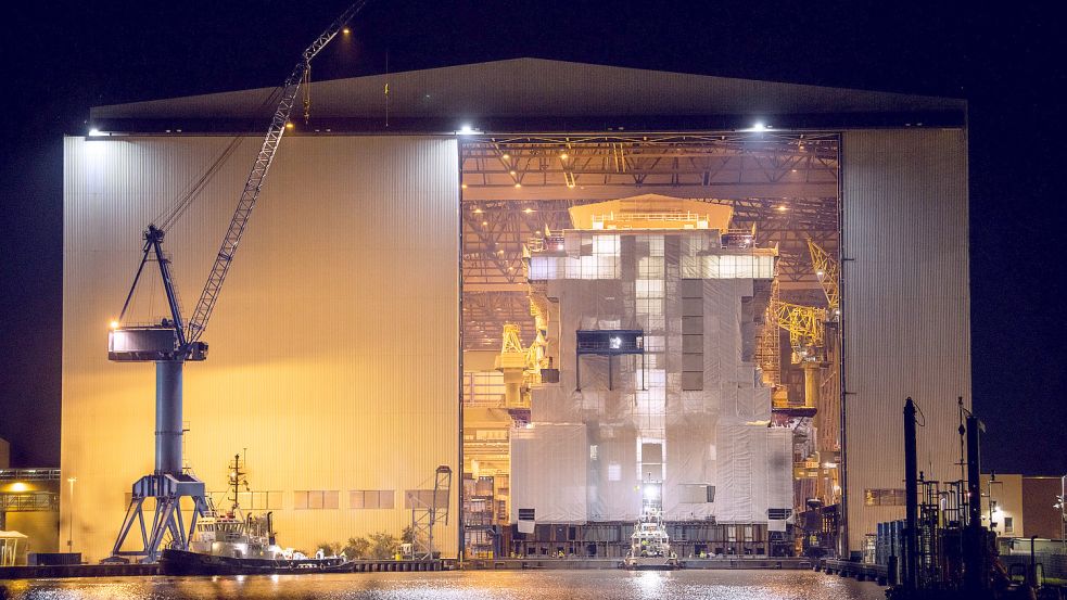 Die Meyer-Werft bereitet sich offenbar auf die nächste Emsüberführung vor. Im Bild zu sehen ist die „Arvia“ im Oktober vergangenen Jahres kurz vor dem Ausdocken. Foto: David Hecker von Aschwege/Meyer-Werft/dpa